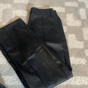 NA-KD byxor stl 36 - Läderimitation stl 36, inga defekter! Säljs pga rensat inför våren 🌸👍🏼 köpta för mer än ett år sedan men sällan använts