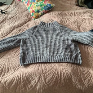 Stickad tröja - Köpte den secondhand för nått år sen! Den har blivit omsydd en gång pga att trådarna slet sig, men den är i bra skick nu! Föreslå gärna ett pris!
