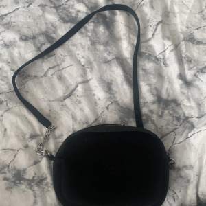 Detta är en helt vanlig svart och simpel väska från Lindex 