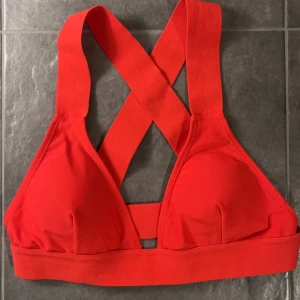 Bikini överdel - Köpt på stadium outlet i storlek M. Var för liten för mig som har 80 D i bh. Har inlägg i som går att ta ut ifall det önskas🥰