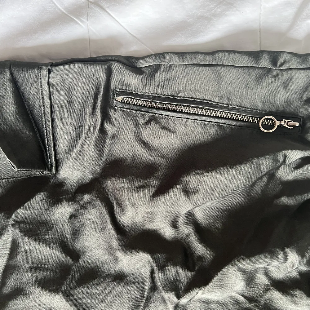 Fint skick Cargobyxor  Bra fickor Gulddetaljer  Finns matchande hoodie . Jeans & Byxor.