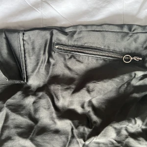 Mörkgröna byxor - Fint skick Cargobyxor  Bra fickor Gulddetaljer  Finns matchande hoodie 