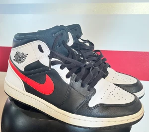 Jordan 1 chile red - Hej säljer mina jordan 1 chile red i fint skick. Dem är köpta från merch sweden för 3000kr för 1år sen och säljer nu för att dem är för små. Kan skicka flera bilder och priset kan diskuteras.