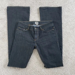 Low waist jeans  - Snygga lågmidjade jeans från Twist&Tango. Endast använda ett fåtal gånger och säljer för att de ej kommer till användning. Orginalpris 1199 kr