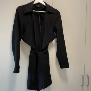 Svart kort trenchcoat  - Jättefin svart trenchcoat i storlek 36. Lite kortare modell och fint skick 🫶