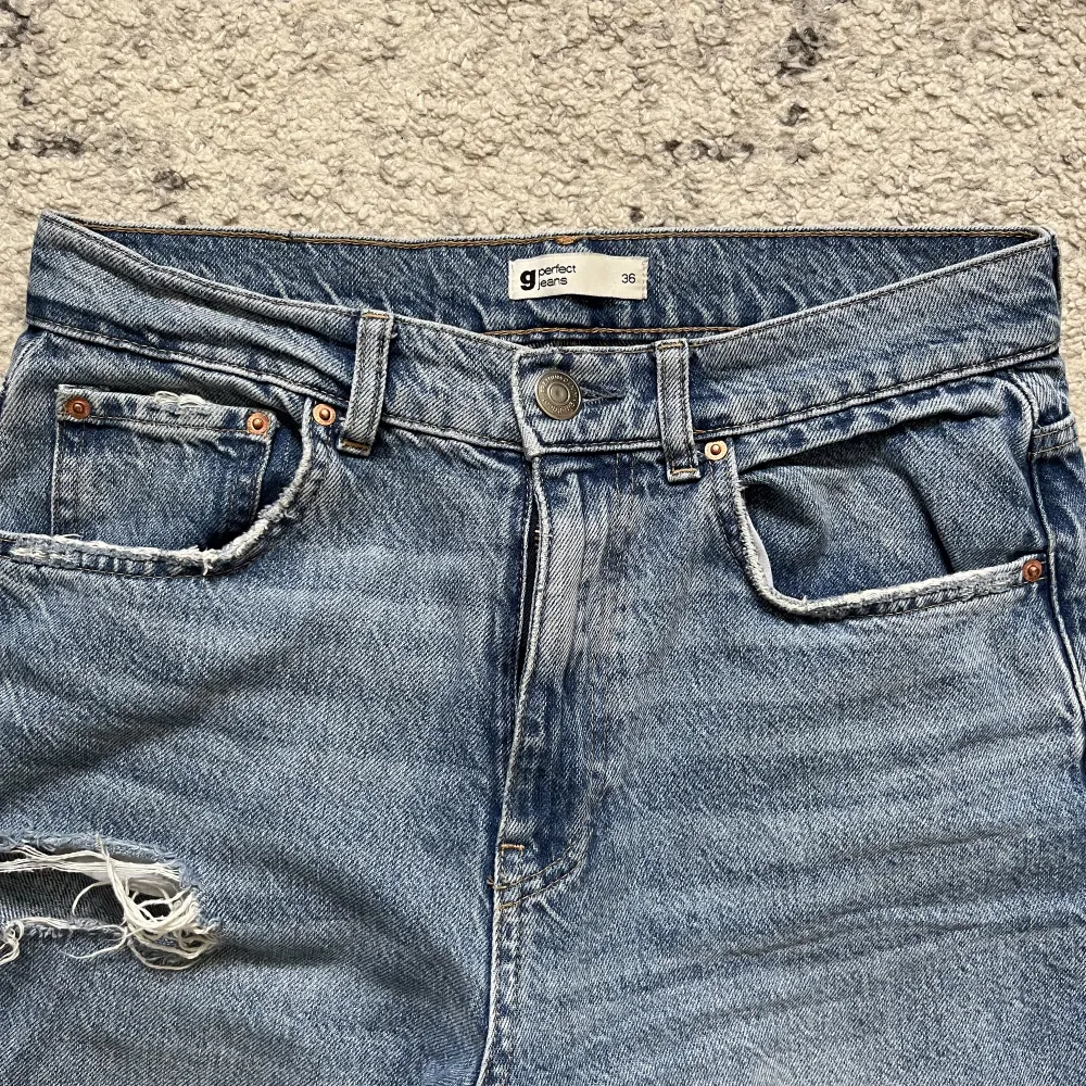 Säljer dessa gina jeans då det blivigt för små för mig. Dom är i använt skick men inga skavanker eller något som syns på dom! Pris kan diskuteras.. Jeans & Byxor.