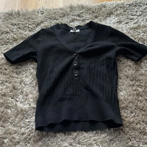 Topp - Ribbad topp från hm. V-ringad. Jättefin, knappt använd.