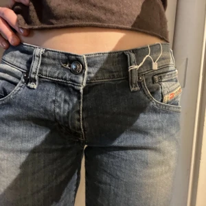 Diesel jeans  - Lågmidjade diesel jeans, köpta på sellpy❤️Säljer för att jag inte tycker de sitter bra på mig. Jeansen är inte mycket utsvängda men lite!💕