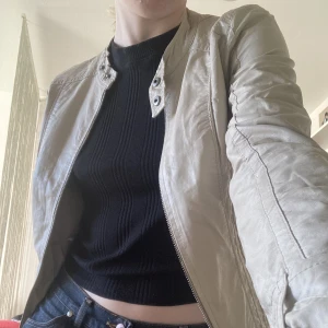 läderjacka från vero moda - skitcool läderjacka från vero moda i storlek S, har lite slitningar på axeln, därav priset, frakt tillkommer! ÄR ÖPPEN FÖR PRISFÖRSLAG!