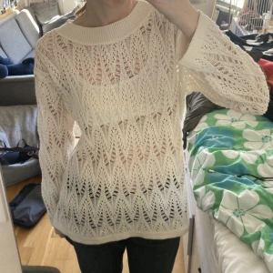 skitsnygg stickad tröja - Vit stickad tröja med mönster/hål, passar xs/s/m beroende på hur man vill att den ska sitta, frakt ingår ej i priset! TAR EMOT PRISFÖRSLAG!