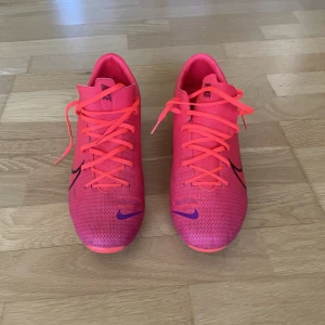 Nike Mercurial fotbollsskor  - Nike Mercurial fotbollsskor i väldigt fint skick. Storlek 44,5