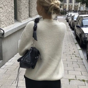 Stickad tröja - Perfekt o slänga på sig på sommaren💕💕inte exakt samma tröja men väldigt lik💕