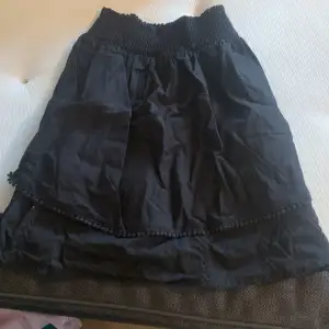 Jättefin svart lågmidjad kjol ifrån Hm. 