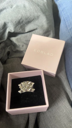 Edblad - Önskar att byta denna fina ringa från Edblad till en likadan fast i guld💗 Den tjocka eller smalare varianten spelar ej någon roll🌸