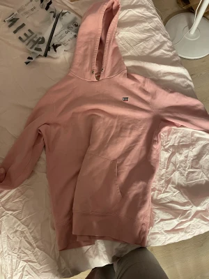 Levis hoodie - Rosa längre hoodie, för män tror jag med har funkat på mig! Fint skick