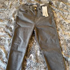 Säljer ett par gråa skinnt jeans från Zara, helt oanvändna och prislappen finns fortfarande kvar.
