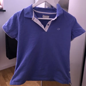 Blå t-shirt med krage  - Mycket fin t-shirt med krage 