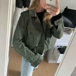Jacka - Jättefin militärgrön vårjacka!! Storlek 42 men sitter mer som en S-M. Frakt tillkommer! 