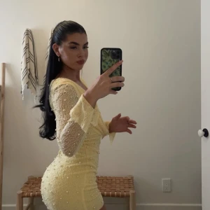 Oh polly klänning - Säljer denna sjuktfina klänning från oh polly endast använd en gång! Den är i storlek uk 8 vilket motsvarar xs-s. Lite stretchig och sitter som en smäck! Skriv privat för frågor!💛💛