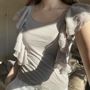 Topp - Fin volangtopp från H&M. I bra skick. Står ej storlek men uppskattar att den passar S. Skriv privat för frågor eller flera bilder. 60kr + frakt ❤️