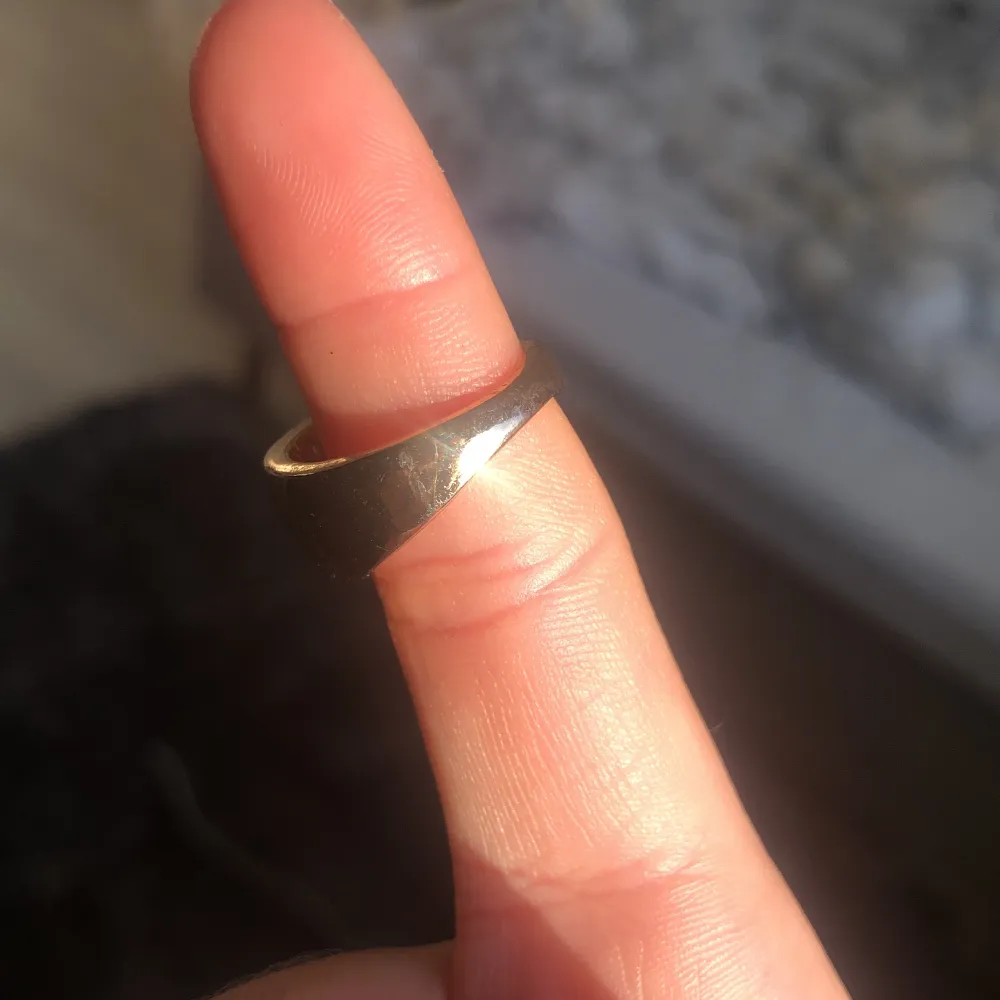 Säljer en ring från h&m! Super fin till sommaren! Kontakta om du har frågor eller så!🤍. Accessoarer.