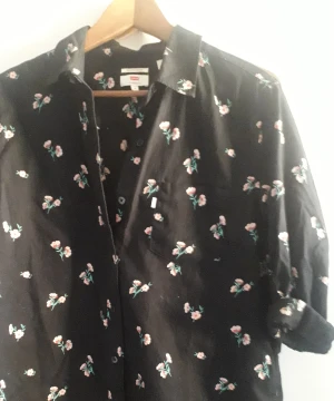 Levis skjorta - Svart med blommor nyckick  Boyfriend fit