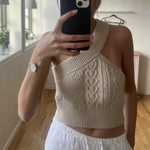 Stickad topp - Jättefin stickad topp från NAKD, säljer då den är lite för stor för mig. Hör av er för fler bilder! 💓