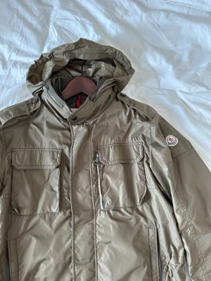 MONCLER JONATHAN GIUBBOTTO JONATHAN JACKET - Nypris: 9 999kr Skick:9/10 Storlek: XL