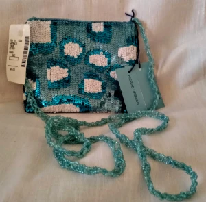 Små söta paljettväskor - Design Pierre Urbach  Helt oanvända vintage i nyskick med tags Passar för telefon, pengar, läppstift mm Med axelrem a v pärlor Finns en blå och en röd