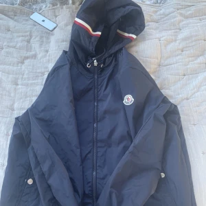 Moncler Windbreaker  - Använde knappt den efter jag köpt för den va lite mindre än vad jag trodde, den är en size 3 men vill ha en size 4 nu istället:) kan gå ner i pris vid snabbt köp! 