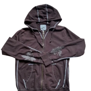 VINTAGE DRAIN ARCHIVE ZIP UP HOODIE - Sjukaste hoodien jag äger, storlek medium/small på en 184 man. Embroidered 1 of a kind. Säljer dyrt för köpt dyrt. 