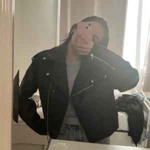 Nakd pu jacka helt ny - Köpte denna biker jackan för ett bra tag sedan men har aldrig använt den. Från nakd. Säljs för axlarna är för stora. Köpt för 599 och säljs för 300 + frakt:- ❤️ taggen finns kvar! 