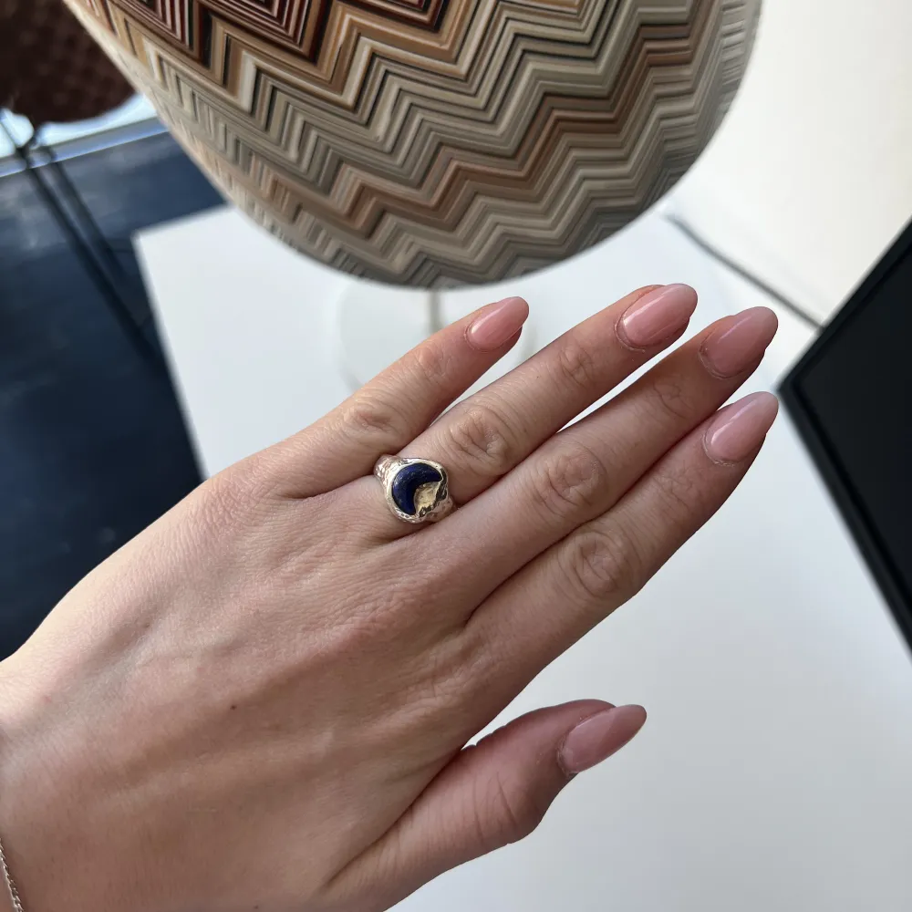 Säljer denna Maria Nilsdotter ring som inte säljs längre i deras gamla Moon collection! Den är sjukt unik och extremt fin nu till sommarn! Skulle tippa på att org priset låg runt 3000kr . Accessoarer.