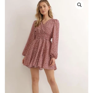 Sommarklänning från Chiquelle - En underbar sommarklänning som är helt ny och oanvänd, inget att anmärka på! 🥰