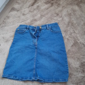 Blå Holly& white kjol strl38 - Bli jeanskjol från lindex i strl 38 säljer då den inte används