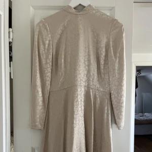Klänning - Skimmrig klänning från H&M! Storlek 36 Köpare står för frakt, kan mötas upp i Malmö/ Lund!