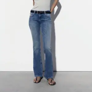 Zara lågmidjade jeans i blåfärg. Använda två gånger, inga defekter osv. Storlek 34 