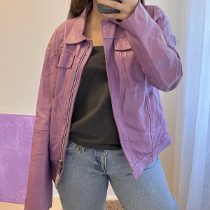 Lila skinnjacka  - Super cool jacka köpt här på plick. Sista bilden är lånad av den förra ägaren.  Perfekt skick. Storlek M.  För referenser: Jag är 160cm lång och bär vanligtvis storlek XS/S