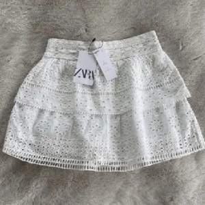 Zara kjol, storlek 158 har jag för mig. Säljer för 200, inga defekter.