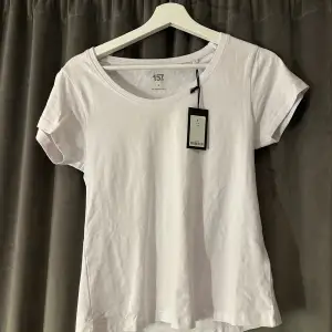 Säljer nu denna T-shirtsen från Lager 157💕 Helt oanvänd💛 