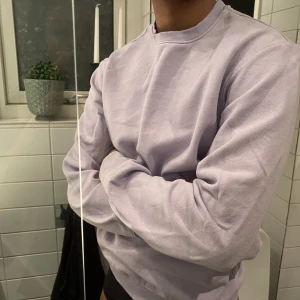 Sweatshirt - En lila sweatshirt från hm