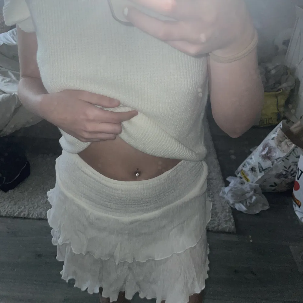 Hej! Säljer min vita volang kjol! Köpt ifrån Zalando och är i fint skick! Den kommer aldrig till användning därav säljer jag den nu . Kjolar.