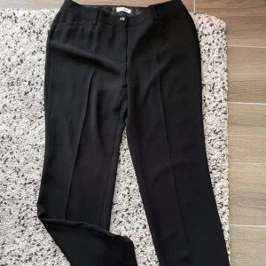 Kostymbyxor  - Kostymbyxor från Gerry Weber.  Storlek 40. Inga defekter. Nypris är runt 999kr. Säljs då de tyvärr är en aning för små för mig.