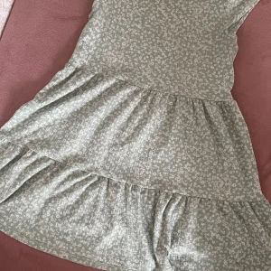 En blommig sommarklänning  - En blommig sommarklänning med väldigt skönt material.