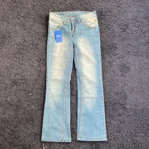 Jättesnygga jeans från Replay. Har ej använts sedan jag köpte ddm på sellpy. Skitsnygga detaljer på bakfickorna!!!🥰😘❤️