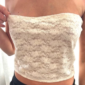 Bandeautopp - Bandeautopp i vit spets strl L