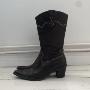 Bruna cowboyboots  - Säljer dessa favorit cowboystövlar då de tyvärr är för små🥲 Strlk 37 men passar också en strlk 38. 