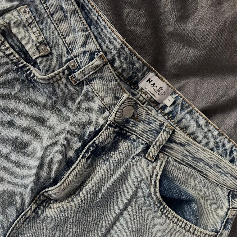 Säljer dessa blåa NA-KD Jeans. Har en liten slitning i bak, men det är inget som märks. Skriv för närmare bild! Hög midja, mom jeans, storlek 38. Jeans & Byxor.