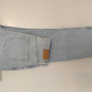 Ljusblå superfina jeans, köpta här på plick för några dagar sedan, säljer endast pågrund av att de inte passade. Jättebra kvalite då dem är oanvända. Från Gina Tricot, storlek 36/S.