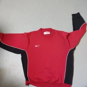 Nike sweatshirt  - En röd svart vintage sweatshirt från märket Nike i storlek XL. Extremt bra skick.